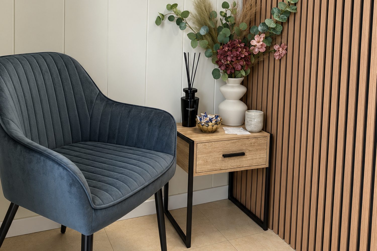 Zona de espera con butaca azul, mesita de madera y panel de listones